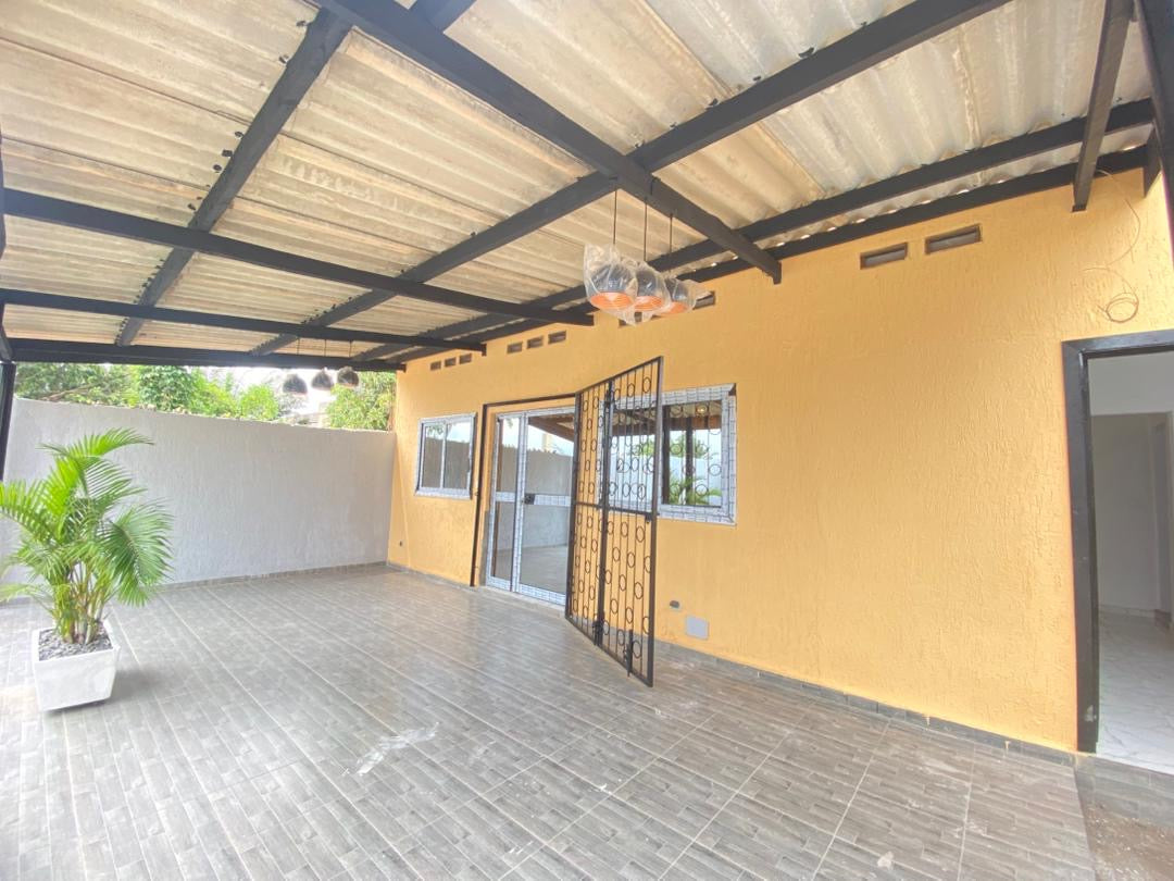 UNE VILLA 3 PIÈCES À LOUER À ADÉWUI À 100M DES PAVÉS