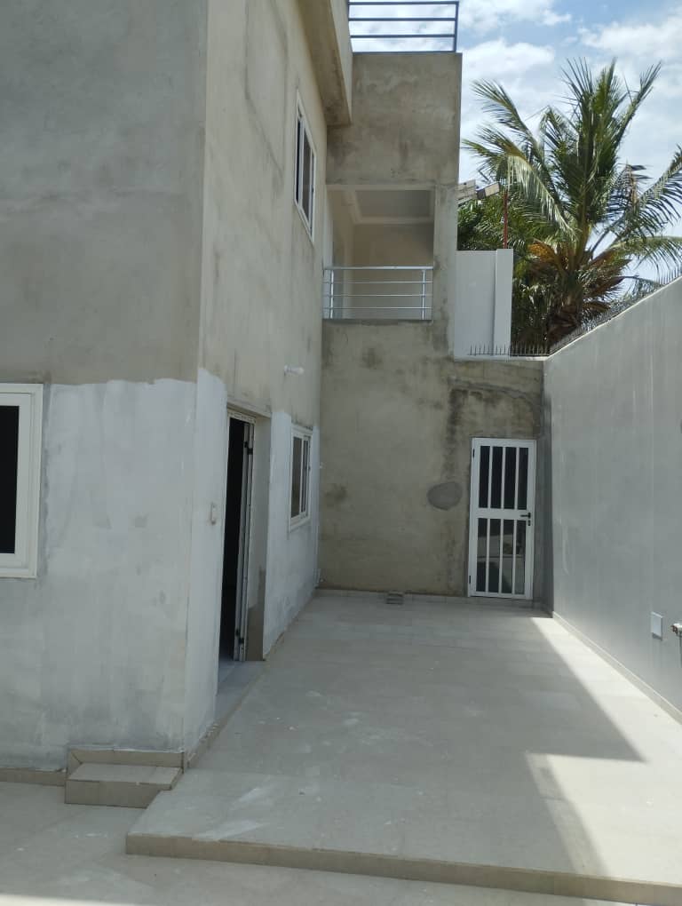 À VENDRE : VILLA DUPLEX DE 5 PIÈCES SUR 300 m² À AGBATA (CÔTÉ NON PLAGE)