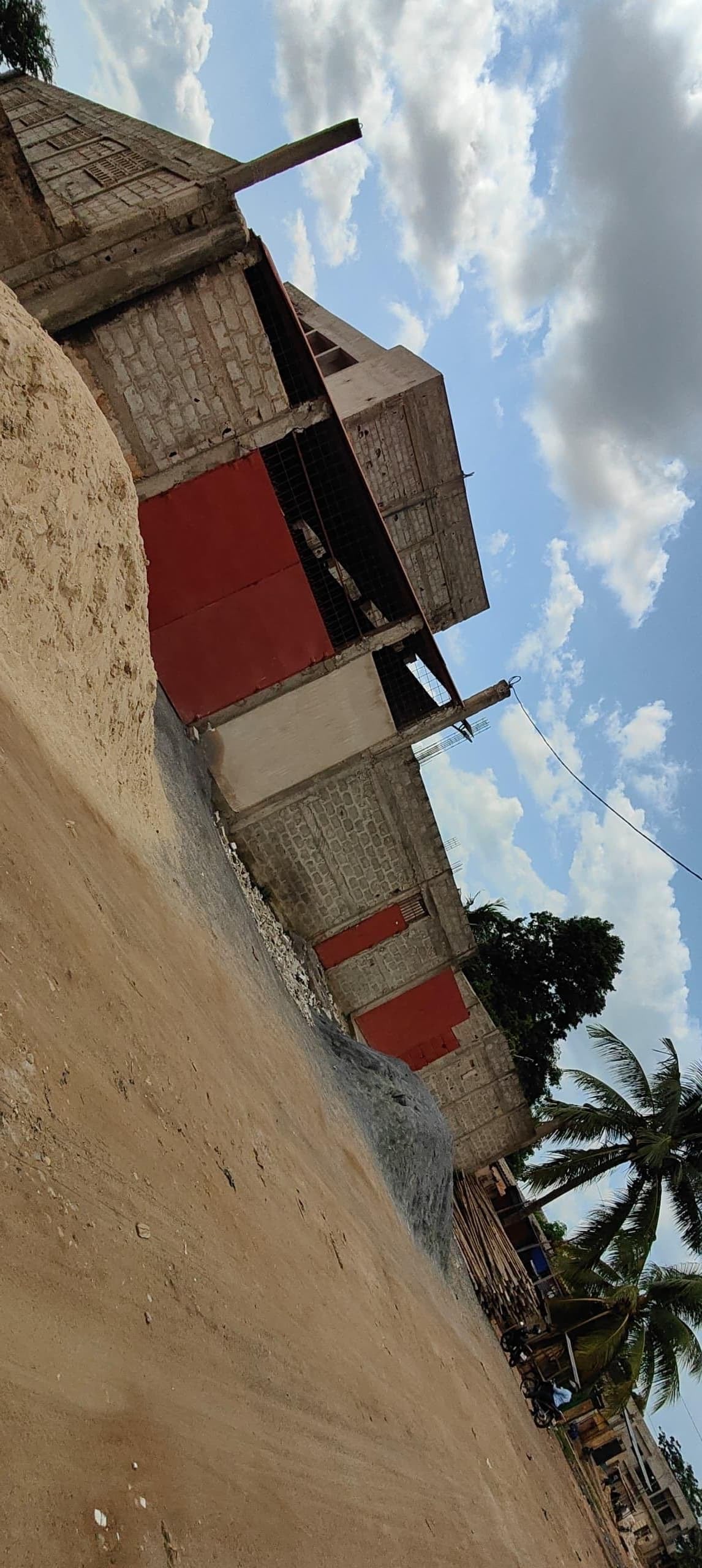 UN IMMEUBLE ET ENTREPÔT À VENDRE À AGOÈ VAKPOSSITO – CAMP GP
