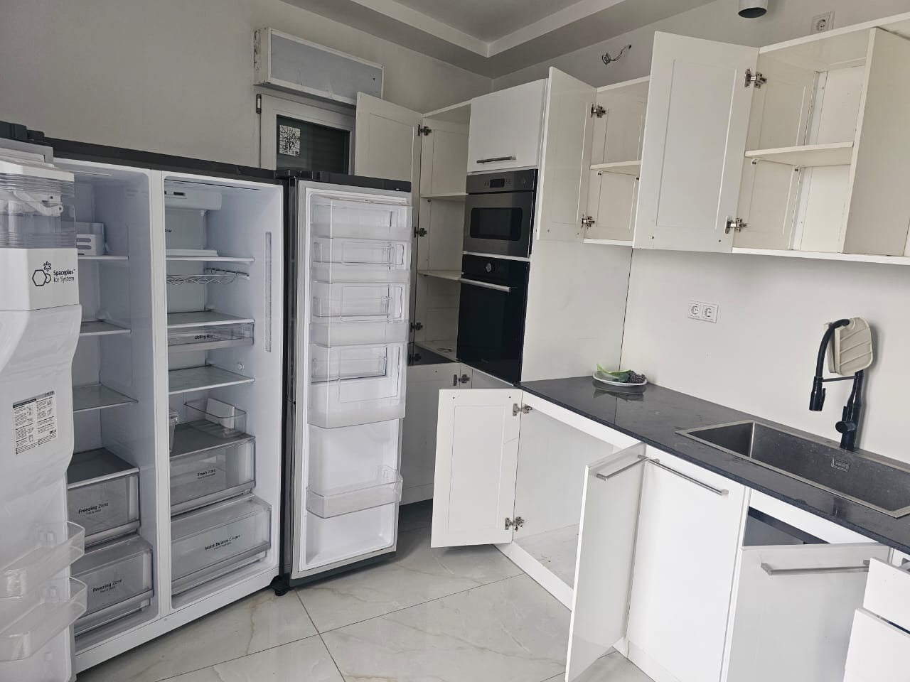 À LOUER – MAISON TRIPLEX DE 10 PIÈCES À NYÉKONAKPOÉ, BORD DU GOUDRON
Prix : 1.000.000 FCFA / mois