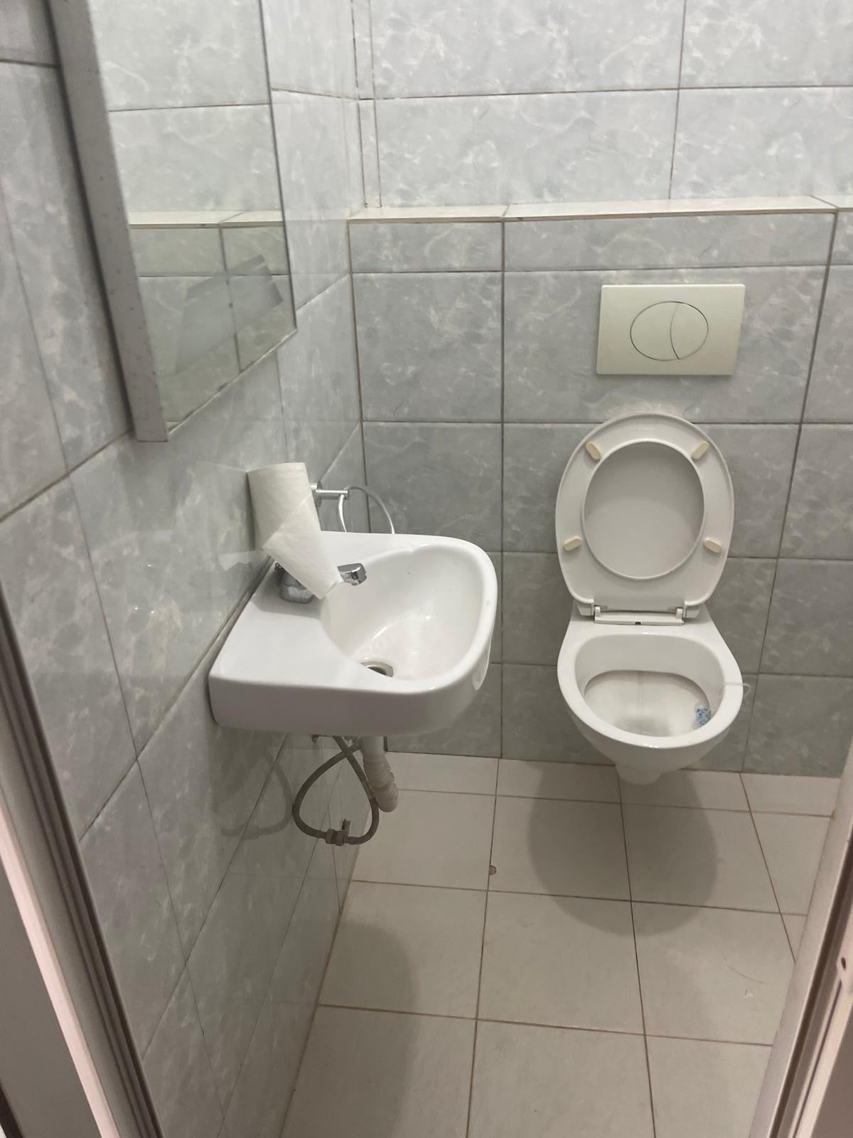 VILLA DE 2 CHAMBRES À VENDRE À LA CITÉ MOKPOKPO, ADIDOGOMÉ – DEMI LOT ANGLE RUE
