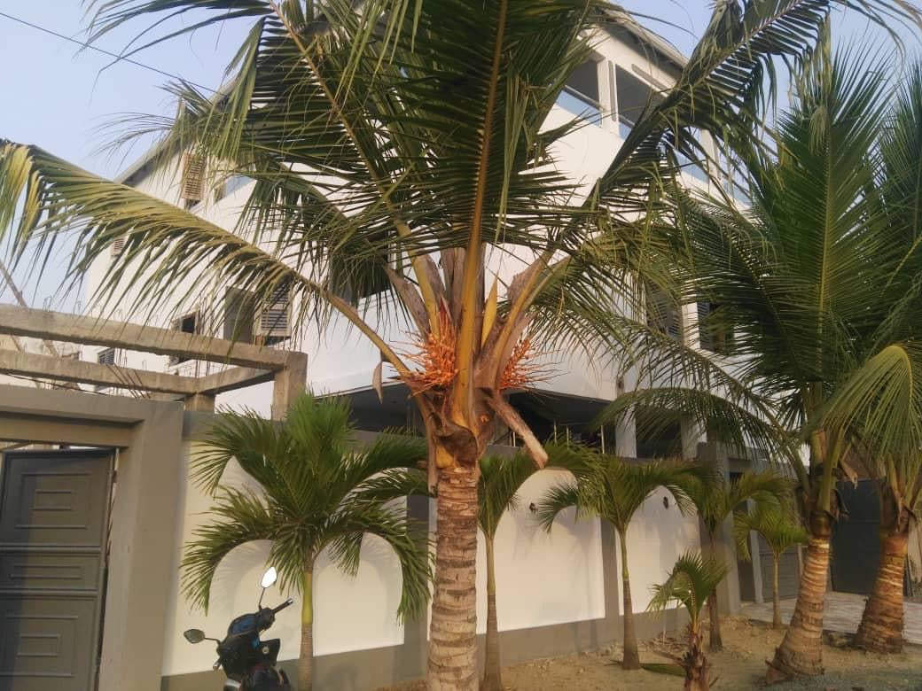 VILLA 18 PIÈCES EN COURS DE FINITION À VENDRE À LOMÉ - AVÉPOZO À 1,5 KM DU GOUDRON