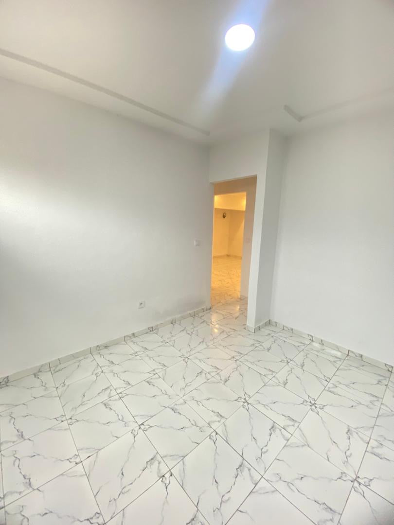 UNE VILLA 3 PIÈCES À LOUER À ADÉWUI À 100M DES PAVÉS