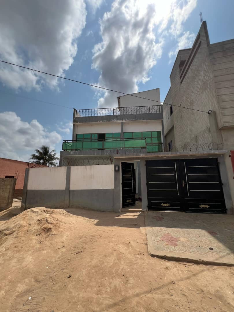 UNE VILLA À VENDRE À ZANGUÉRA KLIKAMÉ – 3 PIÈCES + 2 SALONS