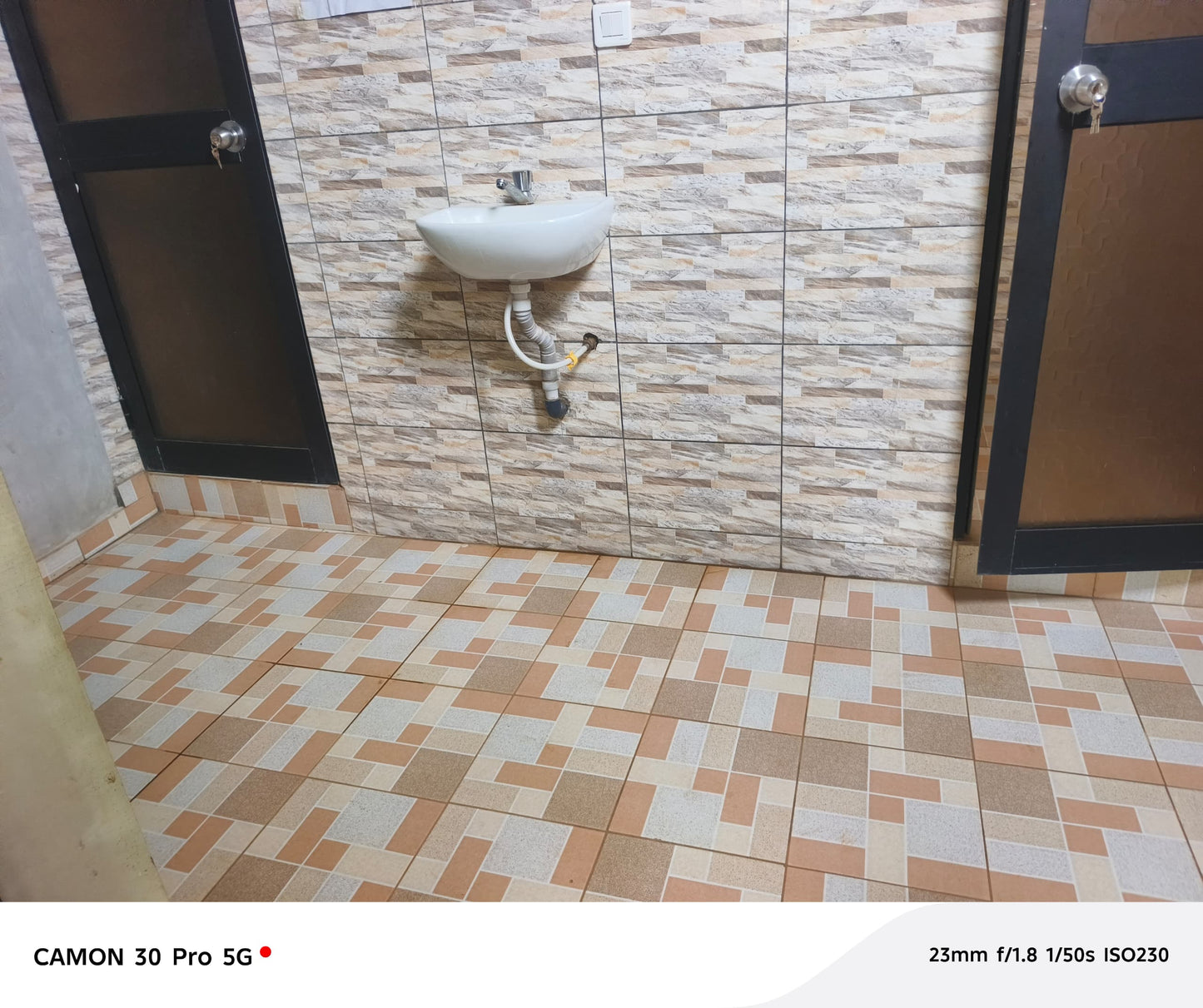 UN HÔTEL À VENDRE À APESSITO – 23 CHAMBRES + BAR + MAGASINS
