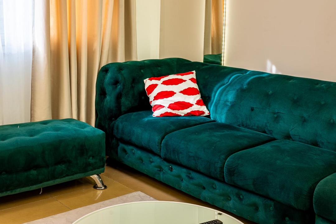 À LOUER – Appartement meublé 2 pièces à Baguida, au bord de la Nationale N°2 | Wi-Fi, Canal+, sécurité | 400.000 FCFA/mois