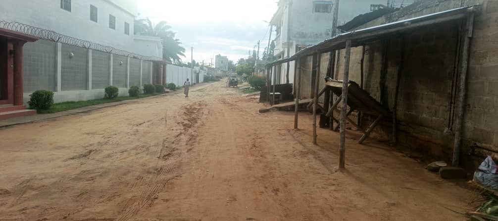Terrain de 590 m² en vente à Tokoin Super Taco avec vue sur la lagune – 80 millions FCFA