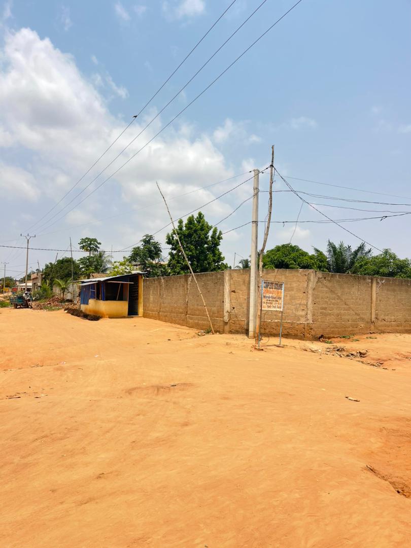 Terrain avec maison de location en demi-lot à vendre à Togo 2000 – 23 millions FCFA