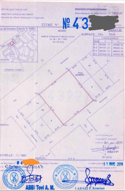 Maison avec boutiques en vente en bordure de goudron à Djidjolé – 80 millions FCFA