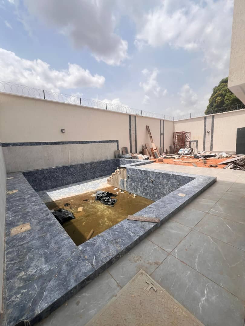 Villa triplex 6 chambres avec piscine à vendre à Djidjolé – 300.000.000 FCFA