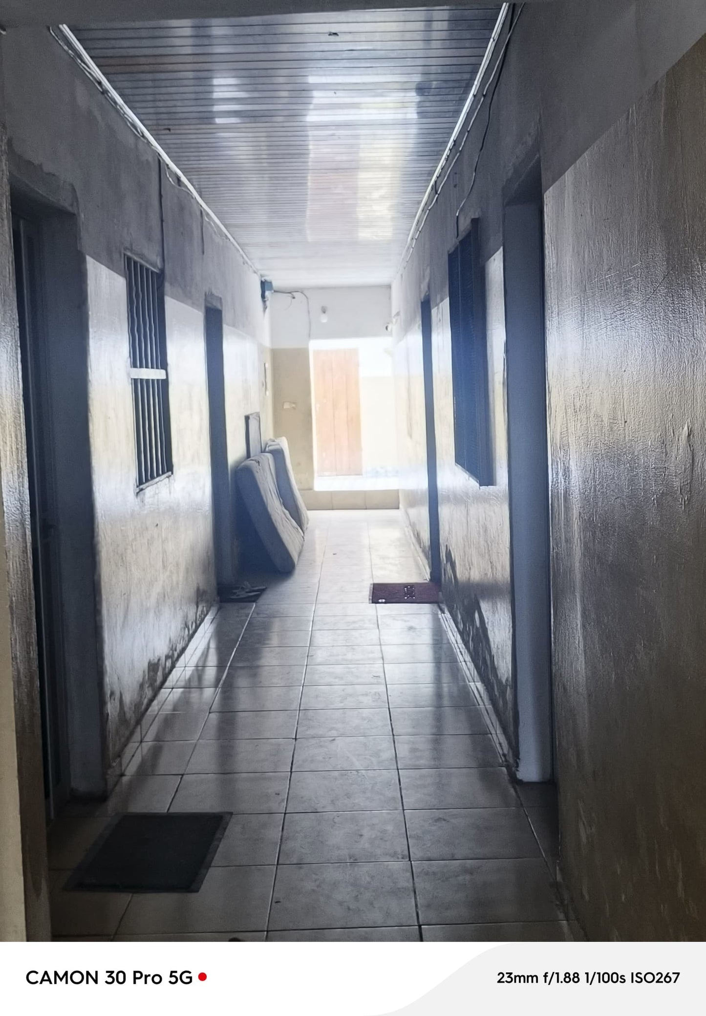 À VENDRE – IMMEUBLE POLYVALENT DE 27 PIÈCES À BÈ KPOTA EN BORDURE DE ROUTE – 353M² – 300 MILLIONS FCFA