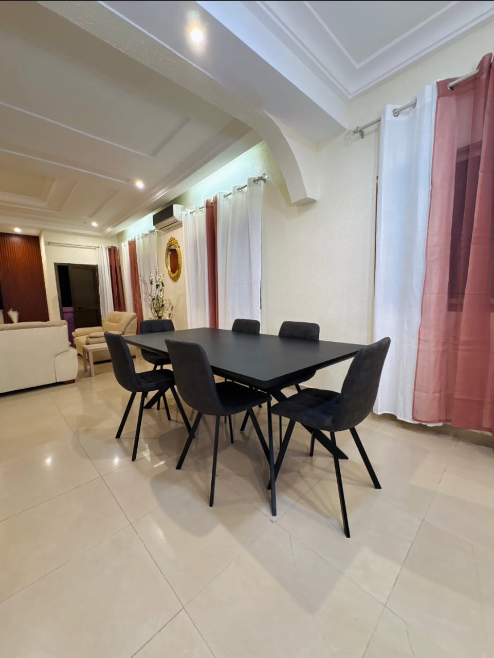 Appartement meublé 3 chambres à louer à Leo 2000 – 700000 FCFA par mois