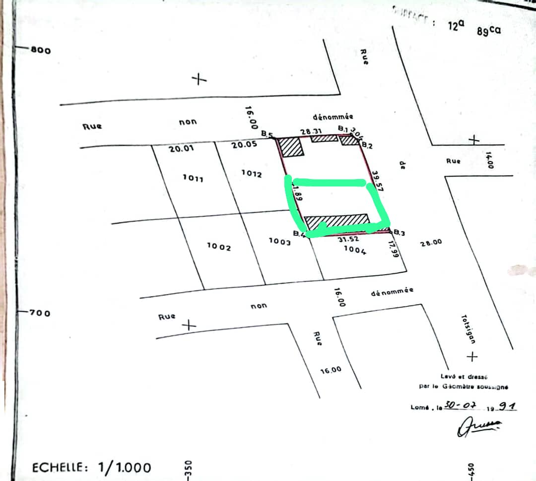 Maison avec 4 appartements et 3 boutiques en vente à Totsi – 100 millions FCFA