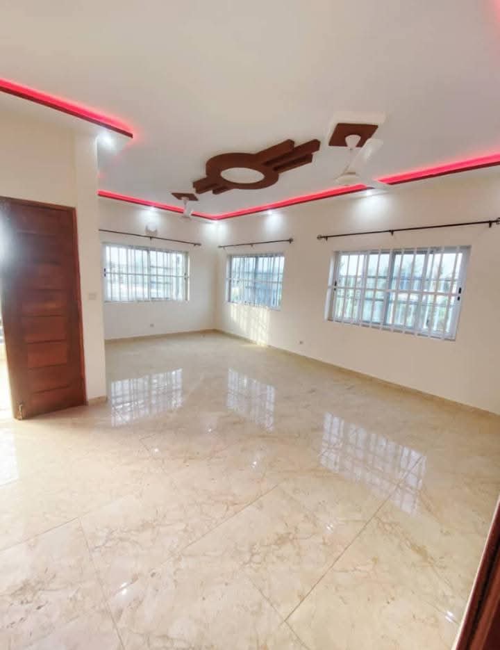 VILLA DUPLEX À VENDRE À AGOÈ – 6 CHAMBRES, 2 SALONS – 55 MILLIONS (FRAIS INCLUS)