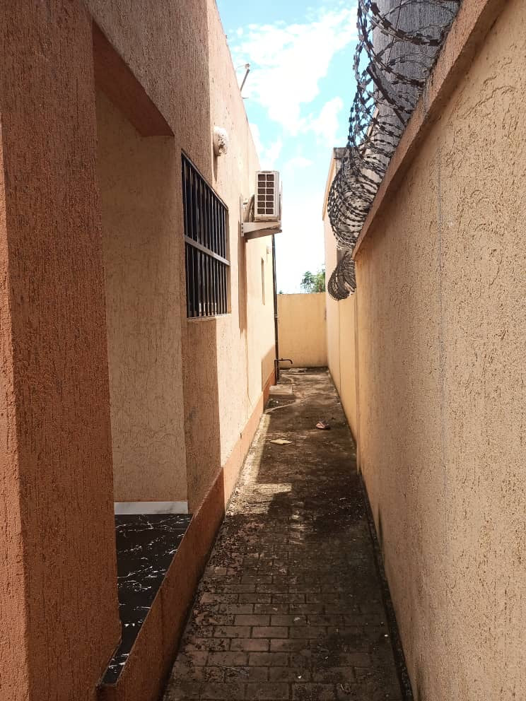 VILLA MEUBLÉE 3 PIÈCES À VENDRE À SÉGBÉ – 500M DU GOUDRON