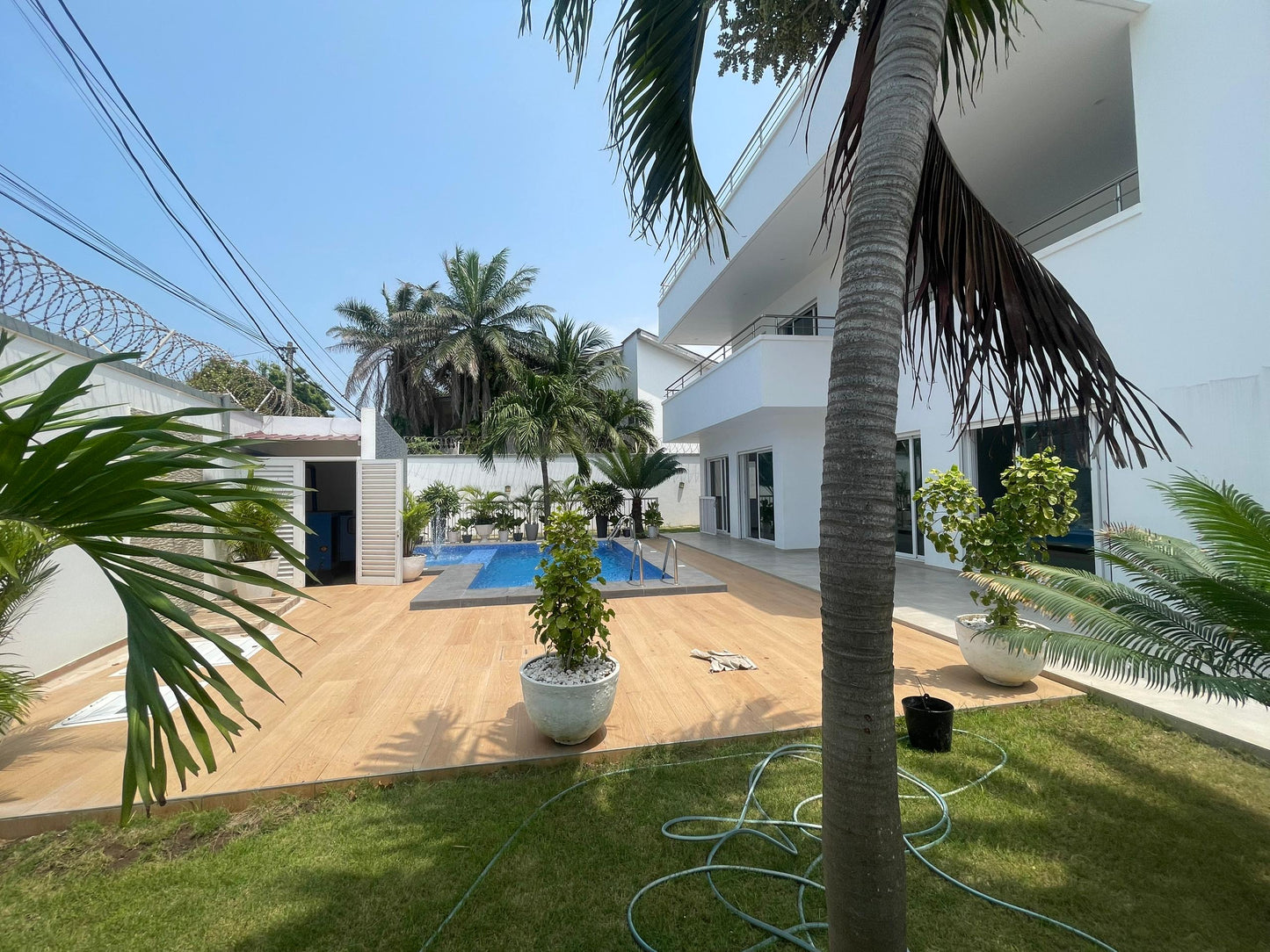 VILLA 5 CHAMBRES AVEC PISCINE À LOUER À LOMÉ - KODJOVIAKOPÉ (MEUBLÉE & NON MEUBLÉE)