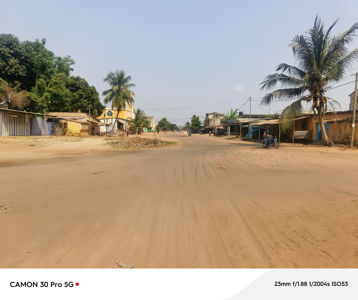Terrain de 600 m² en vente en angle de rue au bord du goudron à Totsi Glinkomé – 45 millions FCFA