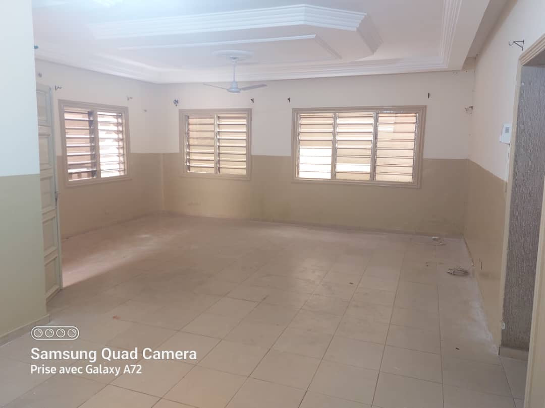 VILLA 4 PIÈCES À VENDRE À AGOÈ ASSIYEYE – DEMI LOT | TITRE FONCIER