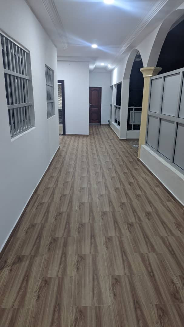 À LOUER – APPARTEMENT MEUBLÉ DE 4 PIÈCES AVEC GARAGE PRIVÉ À ADIDOGOMÉ