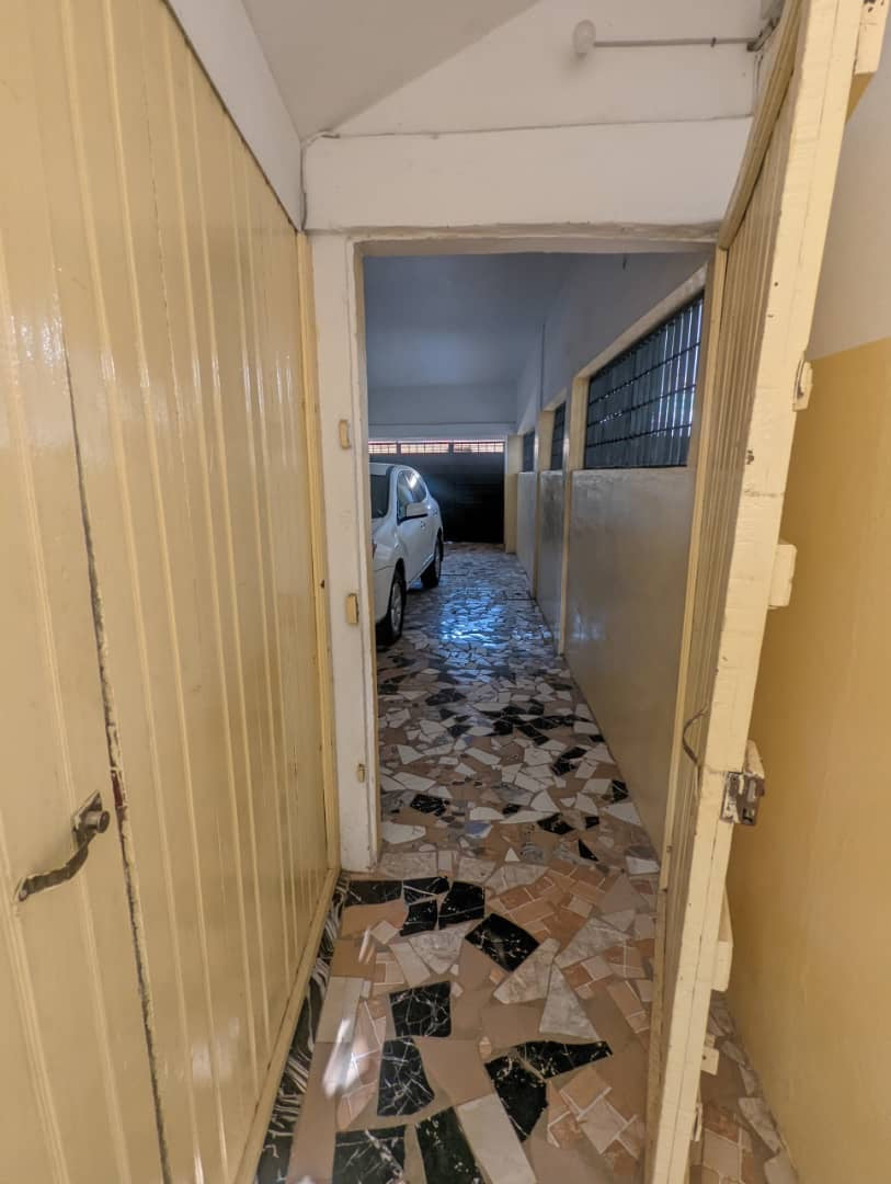 À LOUER – APPARTEMENT MEUBLÉ DE 4 PIÈCES AVEC GARAGE PRIVÉ À ADIDOGOMÉ