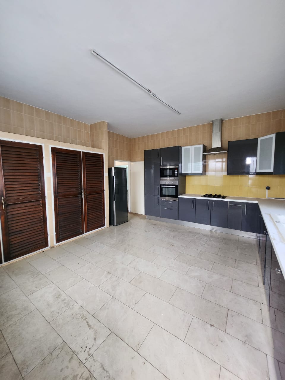 Villa triplex avec piscine à louer à Kodjoviakopé – 1 300 000 FCFA par mois