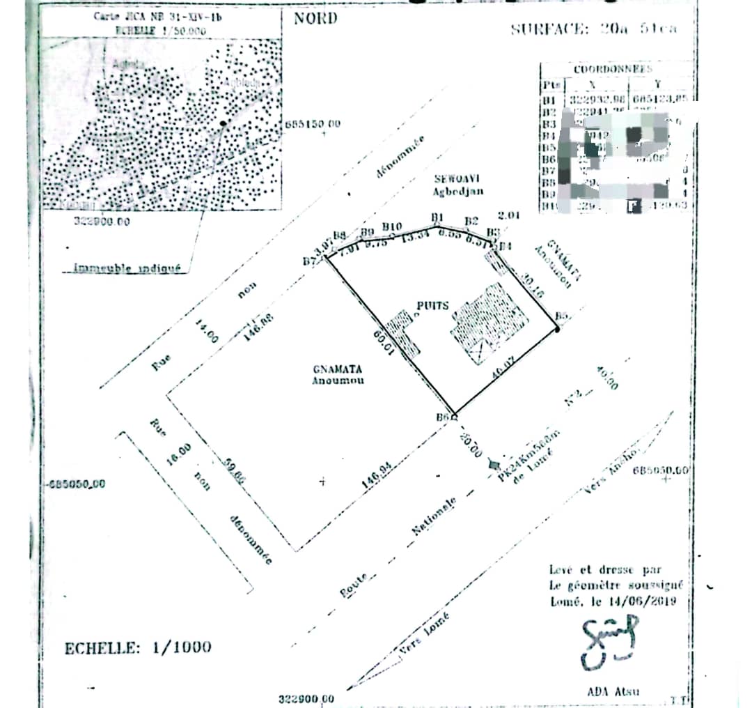 Terrain avec villa inachevée de 3 chambres sur 2 lots à vendre au bord du goudron à Agbata – 90 millions FCFA