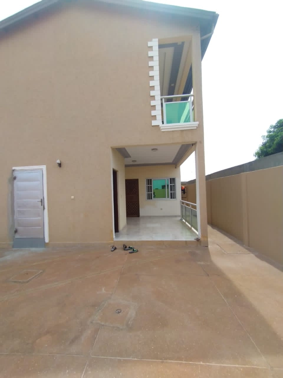 VILLA 8 PIÈCES À LOUER OU À VENDRE À AGOÈ ASSIYEYÉ – 1 LOT