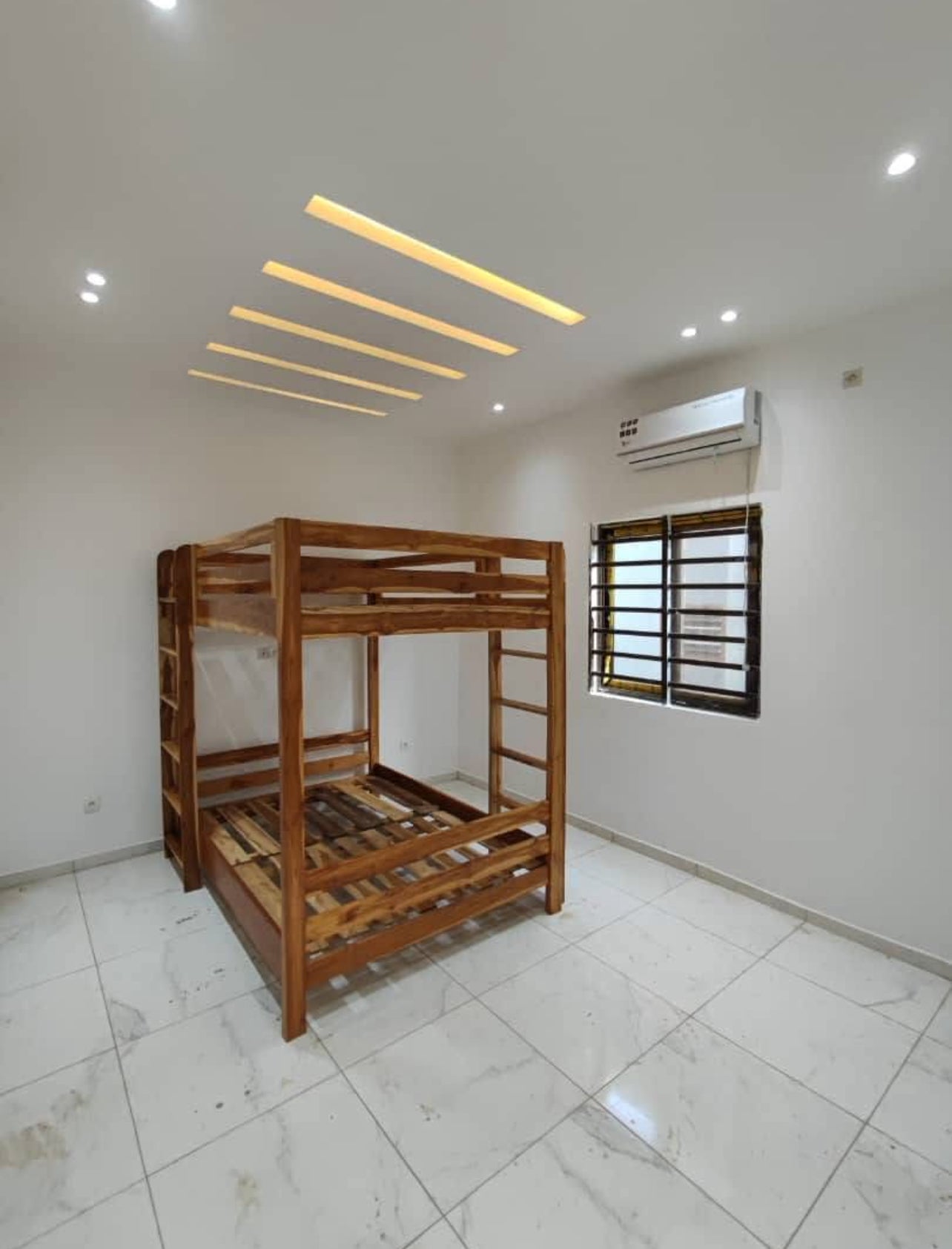 À VENDRE / À LOUER : VILLA HAUT STANDING DE 5 CHAMBRES À AGOÈ MINAMADOU (CHAMPION)