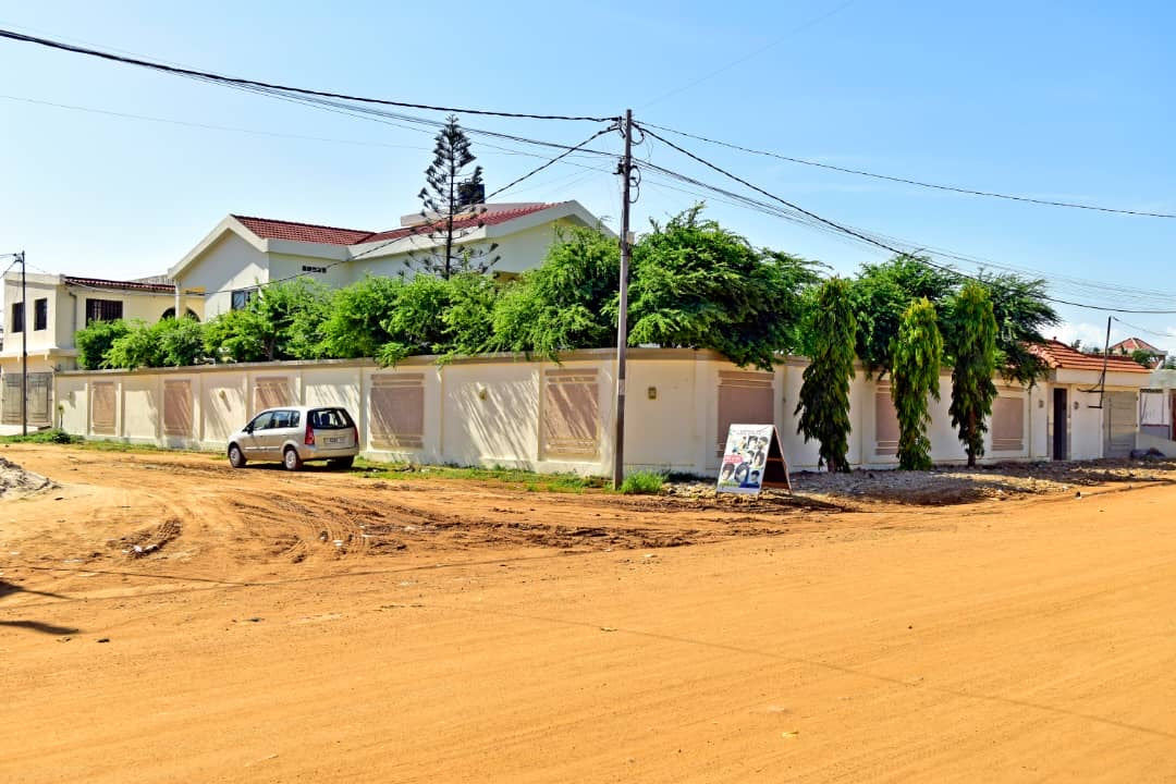 À VENDRE – Villa 14 pièces en angle de rue à Kpogan | 900 m² en bordure du goudron | 200 millions FCFA