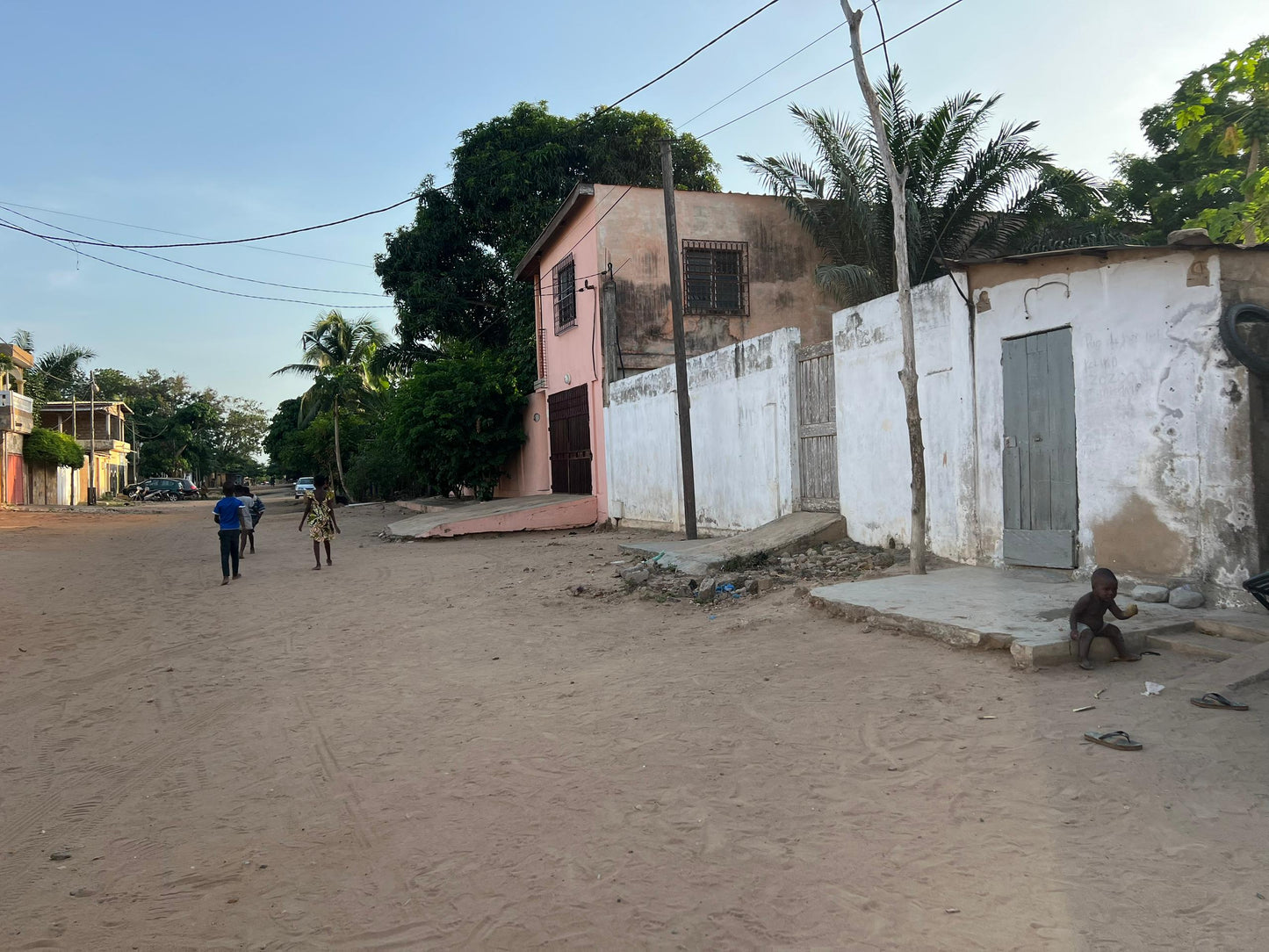 Demi lot avec bâtiment d'une chambre salon en vente à Klikamé – 35 millions FCFA