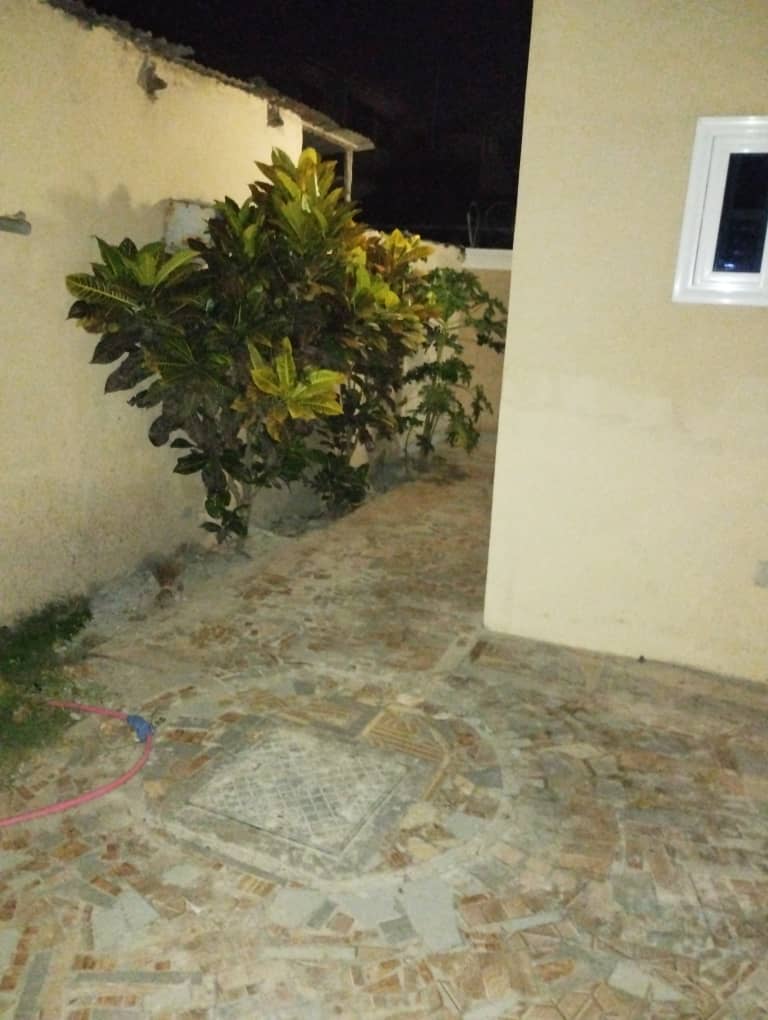 Villa meublée 3 chambres à louer à Baguida derrière la cité BOAD – 400 000 FCFA