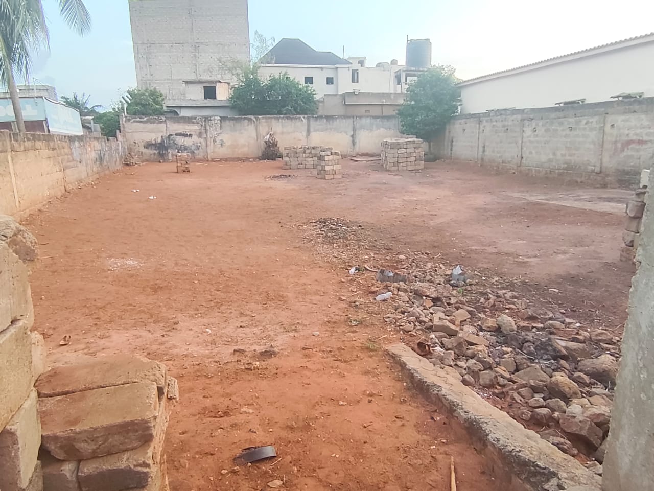 Terrain 1 lot (580 m²) en angle de rue à vendre à Agoè Fil o Parc, proche du goudron – 52 000 000 FCFA