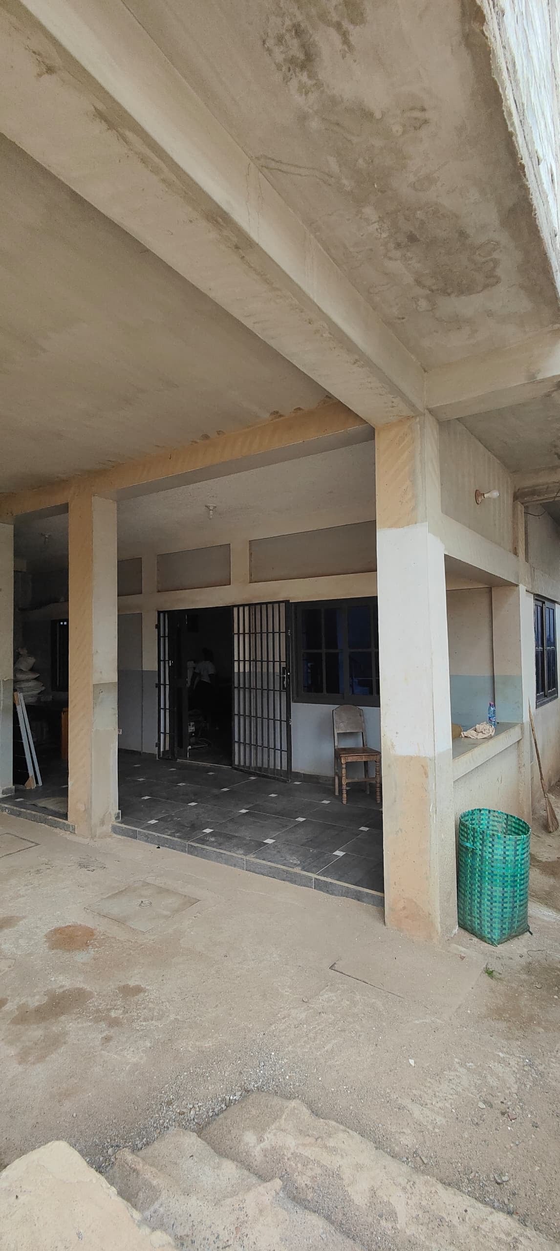 UN IMMEUBLE ET ENTREPÔT À VENDRE À AGOÈ VAKPOSSITO – CAMP GP