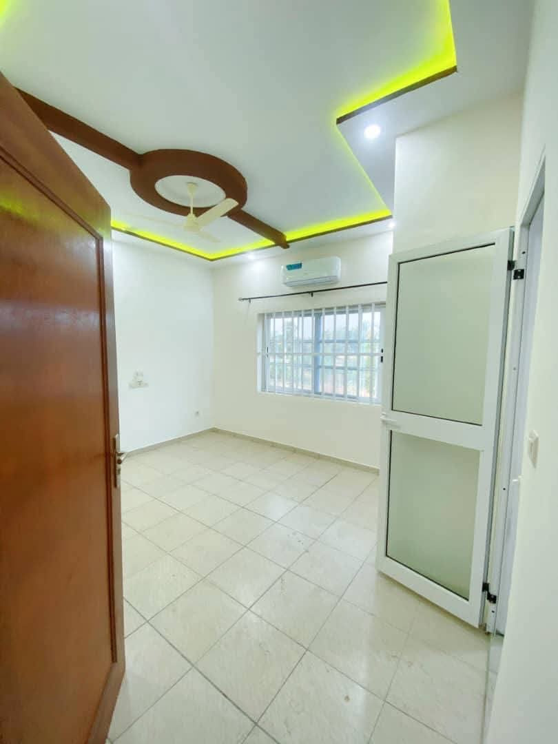 VILLA DUPLEX À VENDRE À AGOÈ – 6 CHAMBRES, 2 SALONS – 55 MILLIONS (FRAIS INCLUS)