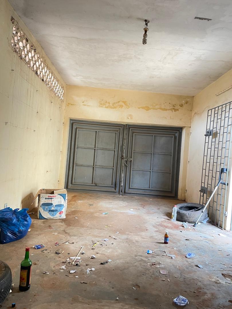 *VILLA A VENDRE A ATTIEGOU*
A vendre une villa bâtie sur un demi lot à el-s Attiégou cour primaire,