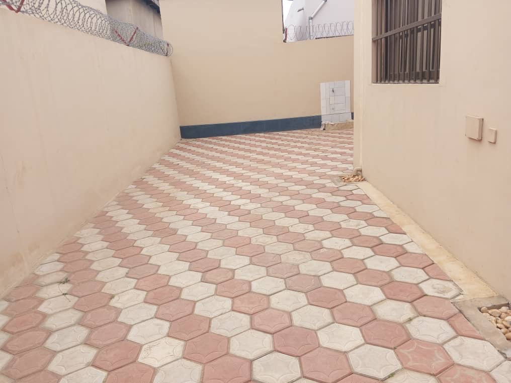 À LOUER – VILLA MEUBLÉE 4 PIÈCES (3 CHAMBRES, 1 SALON) À ADIDOGOMÉ MOKPOKPO