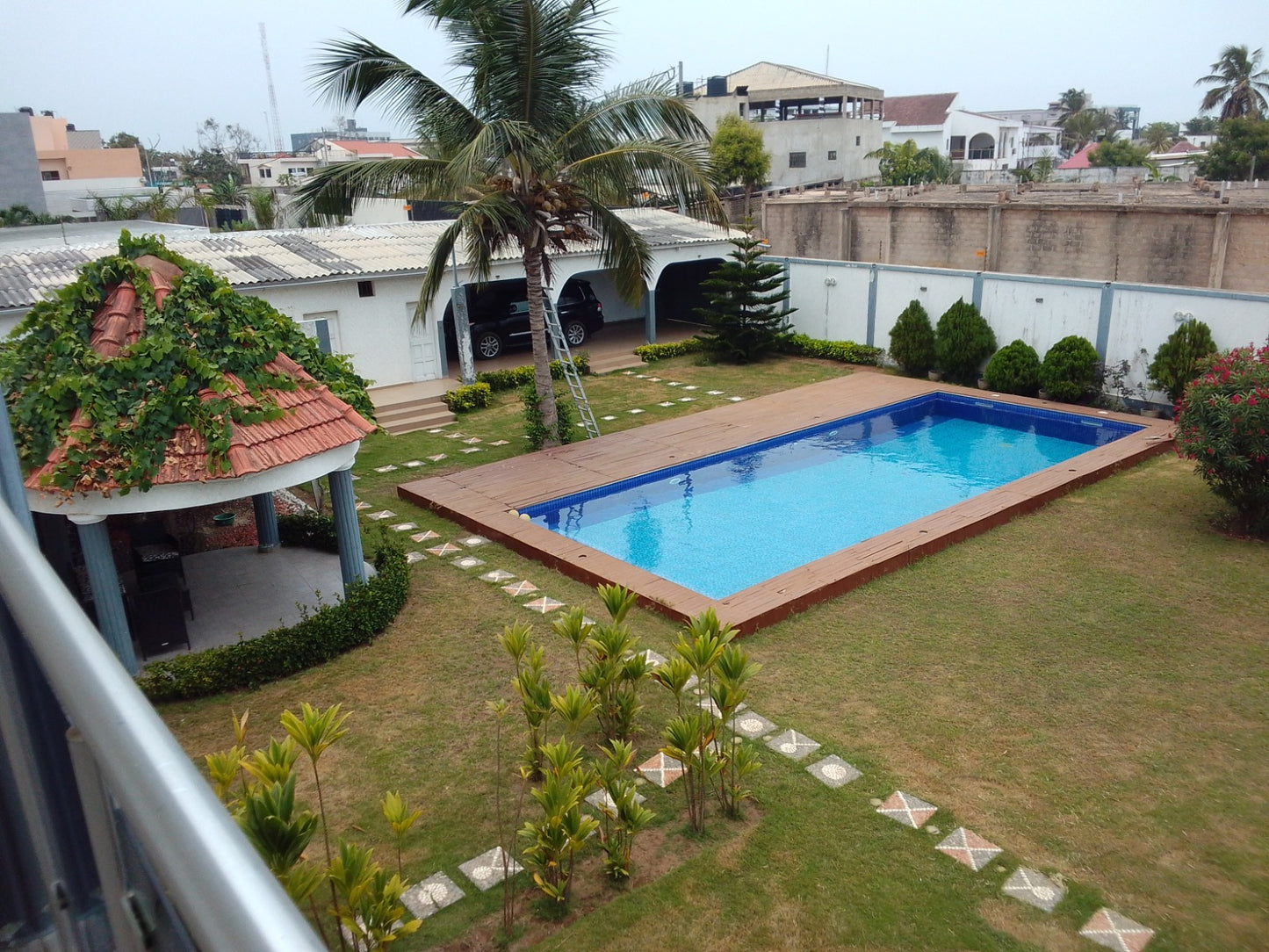 Villa duplex meublée avec piscine et jardin en angle de rue à vendre à Baguida Monument à 400m du goudron – 600 millions FCFA