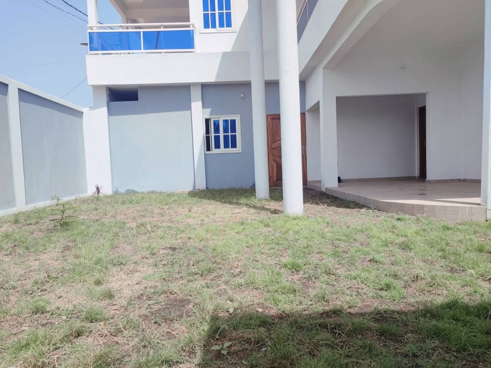 VILLA DE 5 CHAMBRES À VENDRE À BAGUIDA À 400M DU GOUDRON, SUR 1 LOT AVEC JARDIN ET MEZZANINE