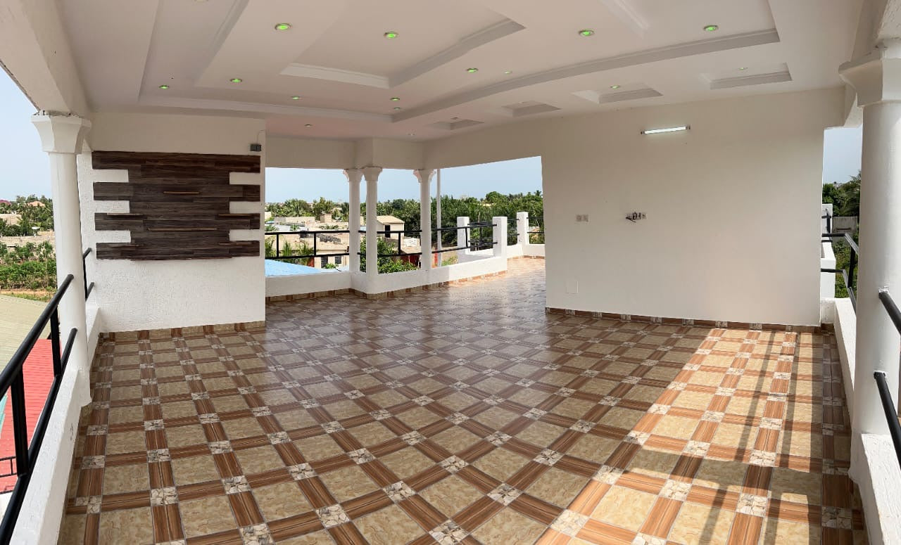 VILLA 6 PIÈCES À VENDRE À ZANGUÉRA KLÉMÉ – 300m²