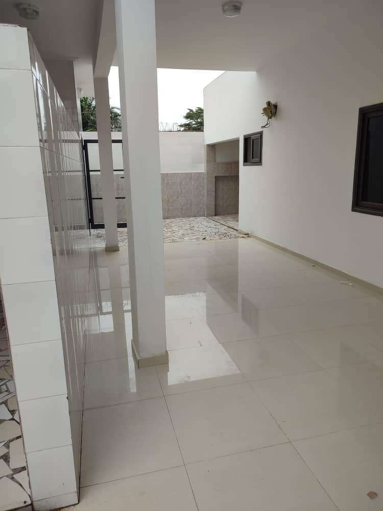 À LOUER – VILLA MEUBLÉE DE 6 PIÈCES AVEC PISCINE À LA RÉSIDENCE DU BÉNIN (CAISSE)