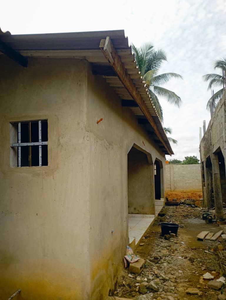Maison inachevée prévue R+3 sur un lot de 600 m² à vendre à Agoè Sogbossito – 85 millions FCFA