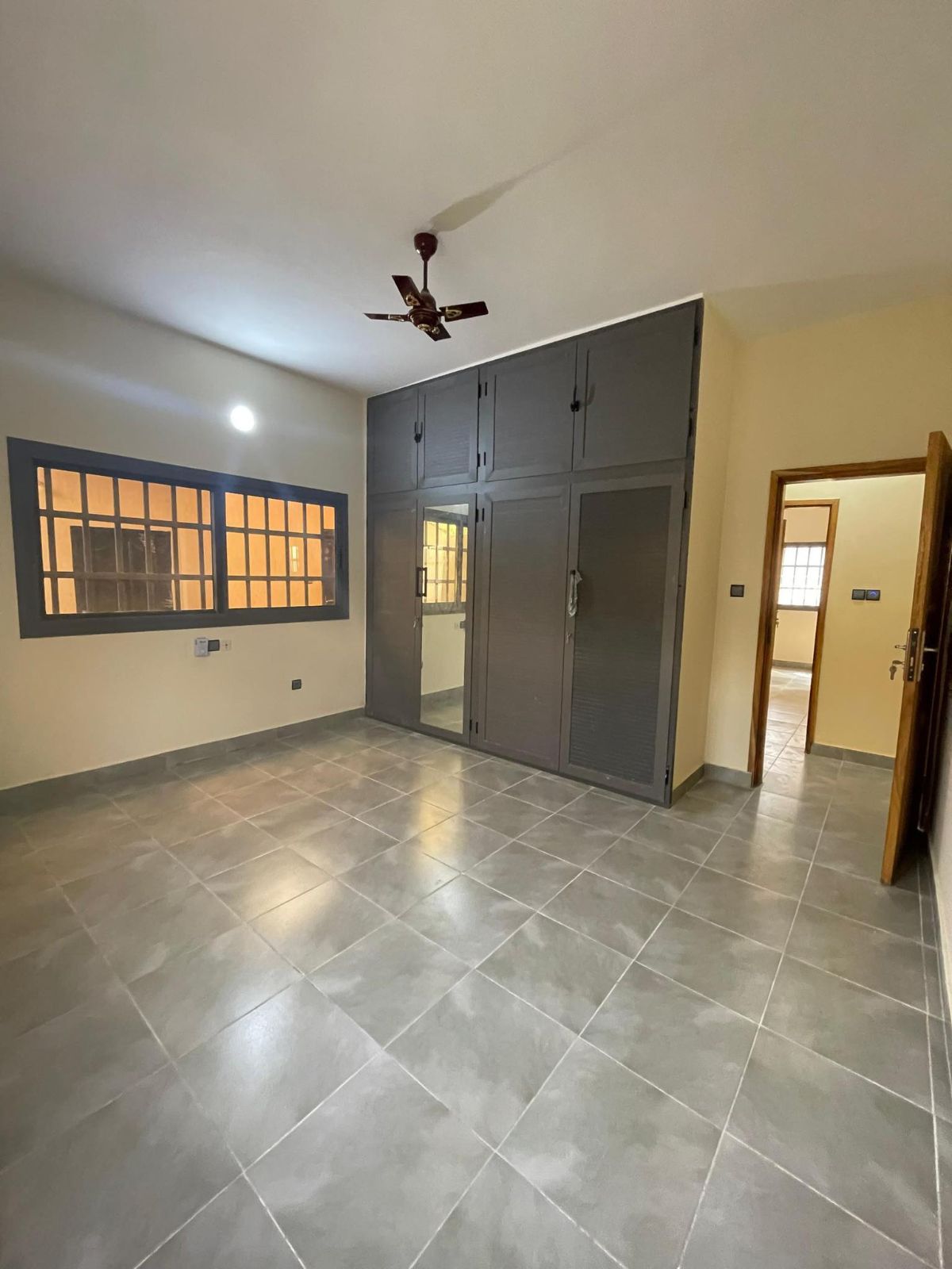 KPOGAN – VILLA 6 CHAMBRES À LOUER À 400 000 FCFA/MOIS