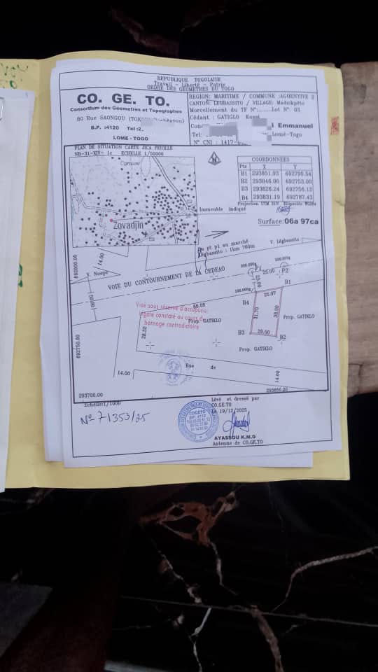 Terrain 1/2 lot avec chambre salon terrasse en vente en bord du goudron à Agoè Legbassito – 38 millions FCFA