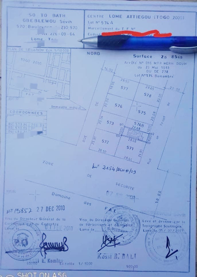 À VENDRE : TERRAIN DE 300 m² (1/2 LOT) AVEC CONSTRUCTION INACHEVÉE À TOGO 2000