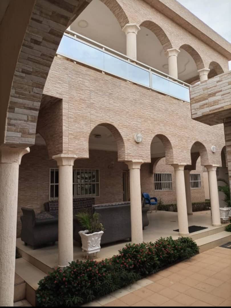 À VENDRE – VILLA DUPLEX DE 10 PIÈCES À AGOE CACAVELI (270 MILLIONS)