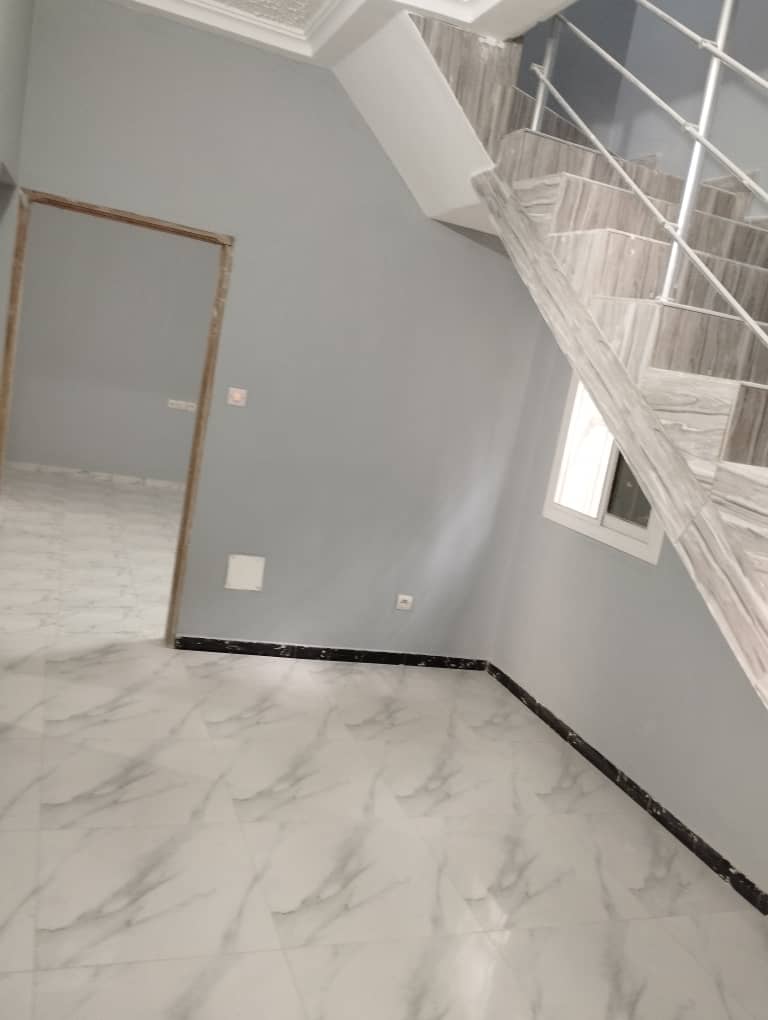 À VENDRE : VILLA DUPLEX DE 5 PIÈCES SUR 300 m² À AGBATA (CÔTÉ NON PLAGE)