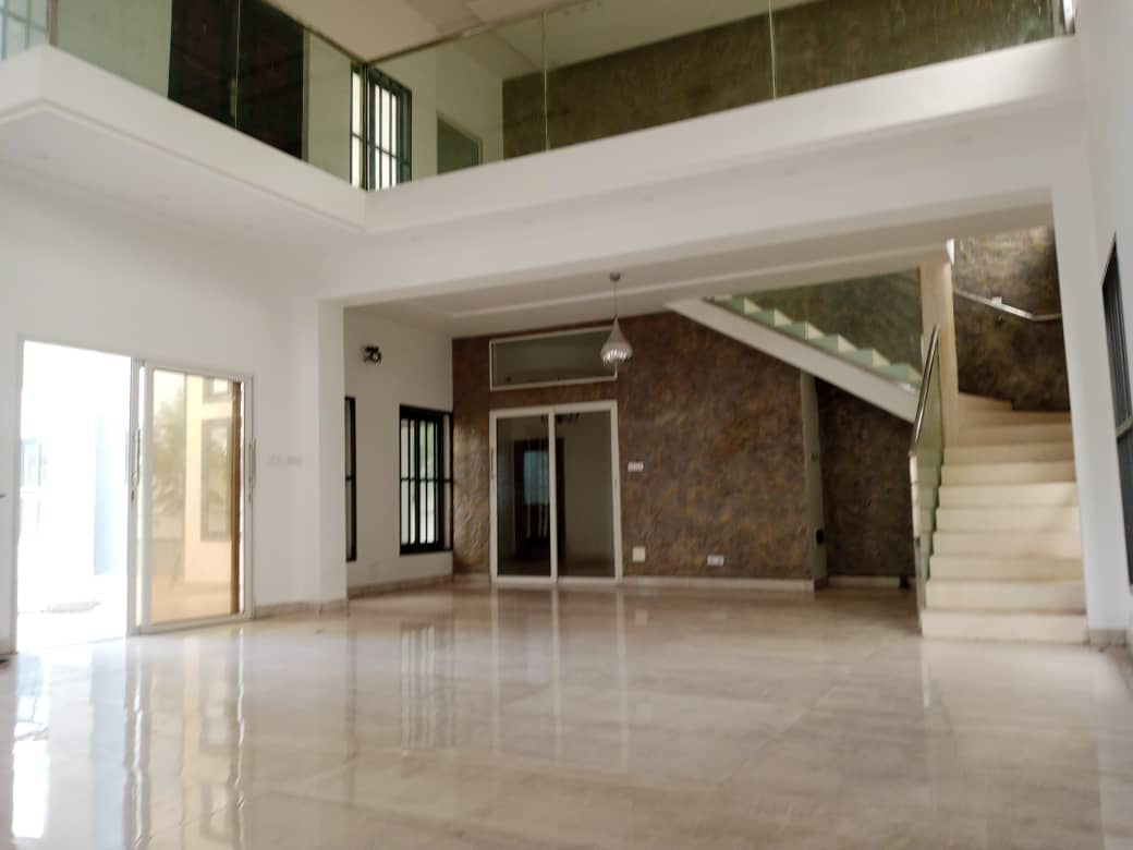 VILLA DE 11 PIÈCES À LOUER À ADIDOGOMÉ – IDÉALE POUR HABITATION OU SIÈGE D’ENTREPRISE