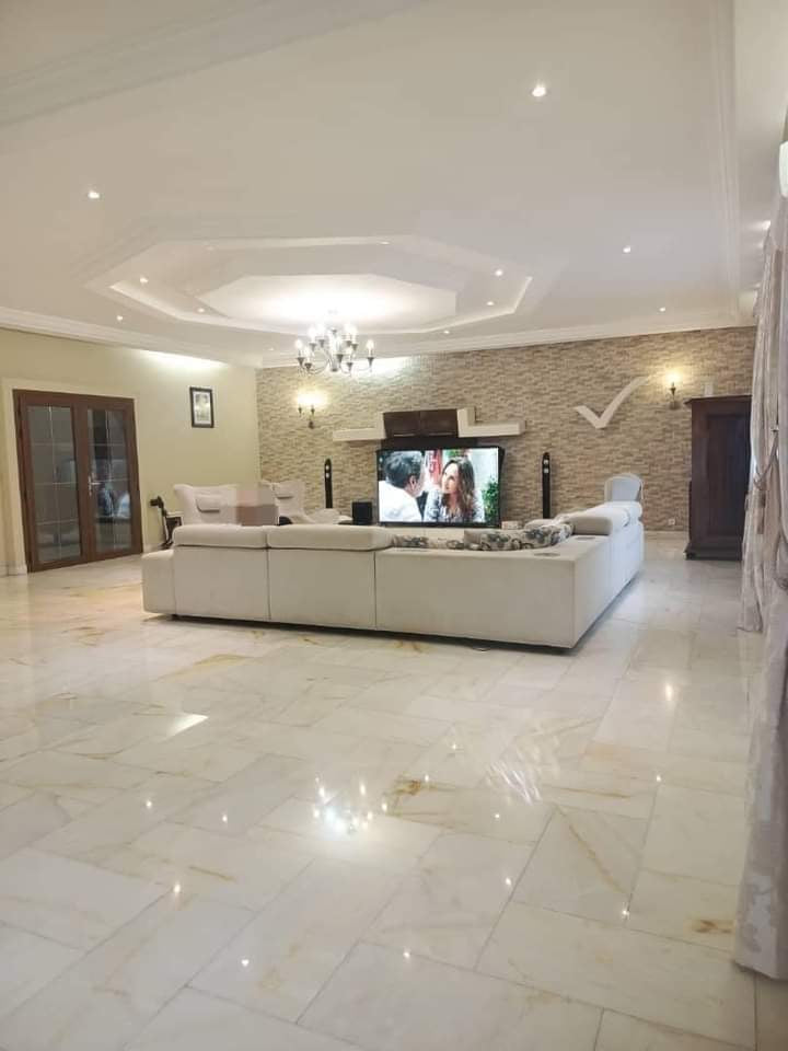 UNE VILLA PISCINE À VENDRE À BAGUIDA - 8 PIÈCES