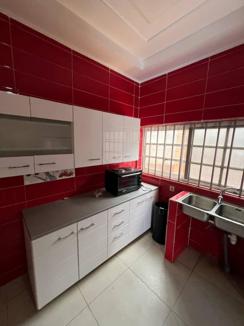 VILLA 8 PIÈCES AVEC PISCINE À VENDRE À AVÉDJI – 600M DU GOUDRON