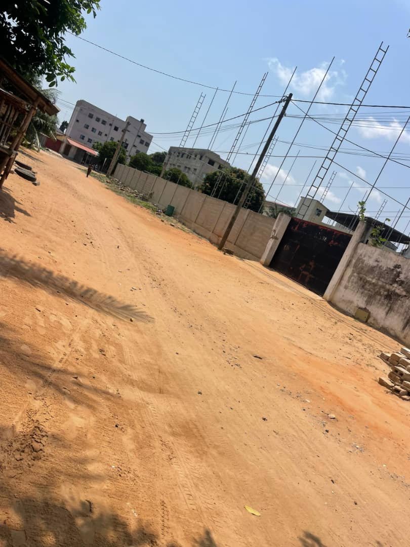 Terrain de 600 m² avec construction inachevée en vente à Adidoadin – 60 millions FCFA